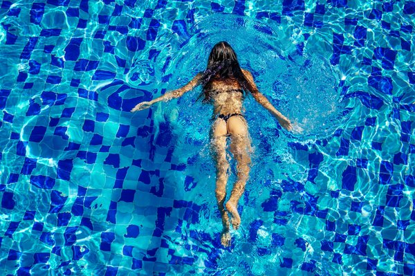 Quels exercices d'aquagym sont recommandés pour les femmes souffrant d'arthrose du genou ?