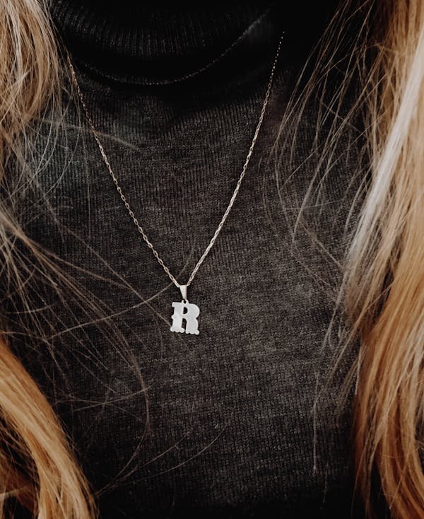 Collier lettre personnalisé : un bijou qui raconte votre histoire